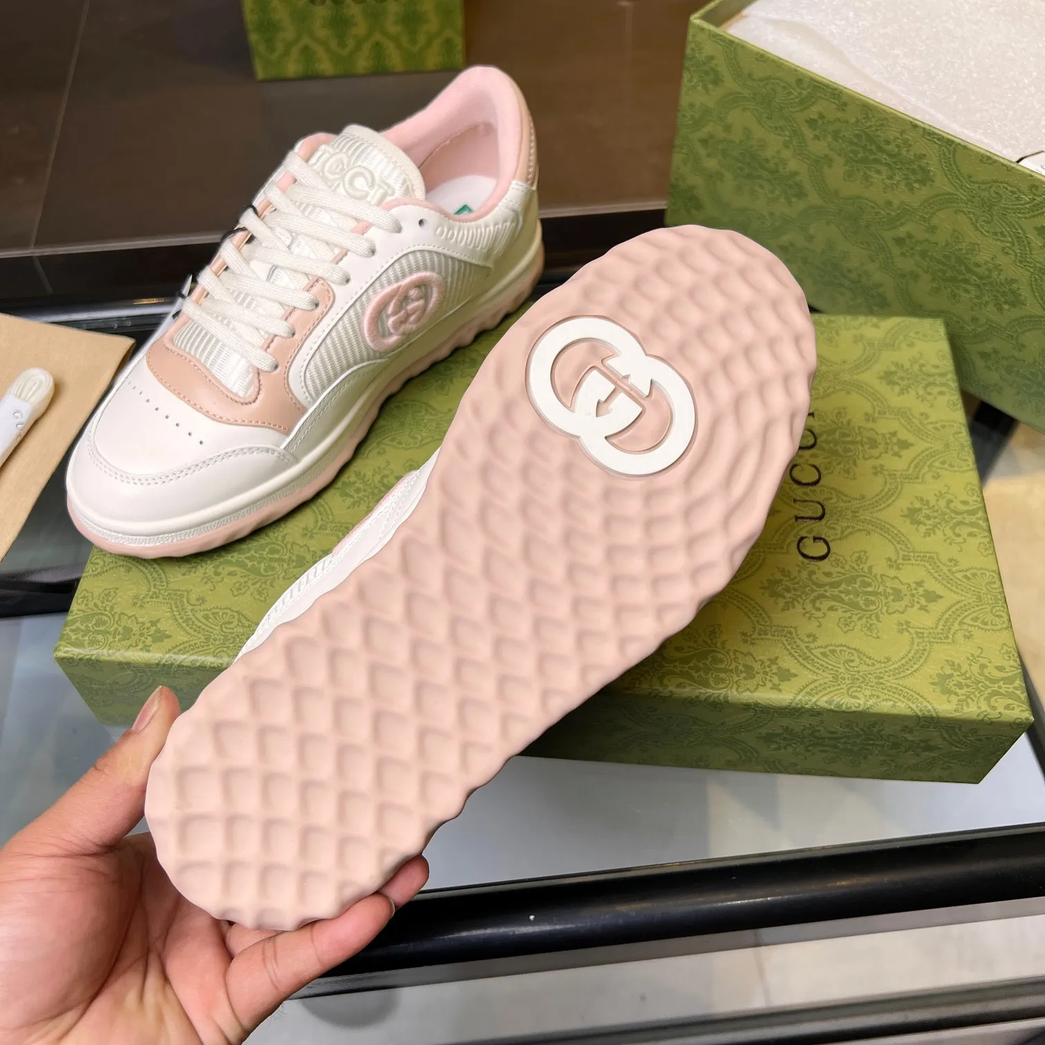 👟👟Ex-factory price 520👟👟 Top version, full styling effect, instant sales of the common practice of soft treading in the market, 💣💣💣Gucci2023 early spring Gucci G home latest hot style MAC80 sports shoes couple style casual retro distressed dirty shoes small dirty shoes small white shoes🌸🌸🌸 original purchase and development Production Gucci MAC80 new hot-selling series. The exquisite and compact interlocking double G logo romantically interprets the aesthetic concept of this series. Made of off-white leather, ▪️Material: original customized imported first-layer cowhide ▪️Inner lining: original customized imported breathable mesh ▪️Outsole: original molded two-color TPU outsole ▪️Sole thickness: 3CM ▪️Size: women's 35-40 / men's 39-45